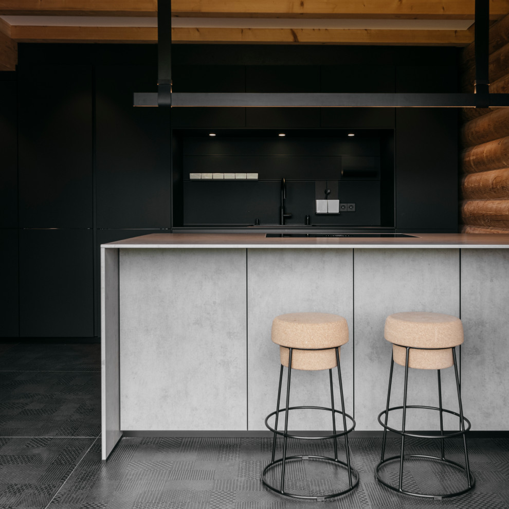 Idéer för att renovera ett mellanstort funkis svart svart kök med öppen planlösning, med en nedsänkt diskho, släta luckor, svarta skåp, bänkskiva i betong, svart stänkskydd, svarta vitvaror, klinkergolv i keramik, en köksö och svart golv