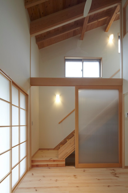 階段はポリカーボネイトで区画されている asiatico-escalera