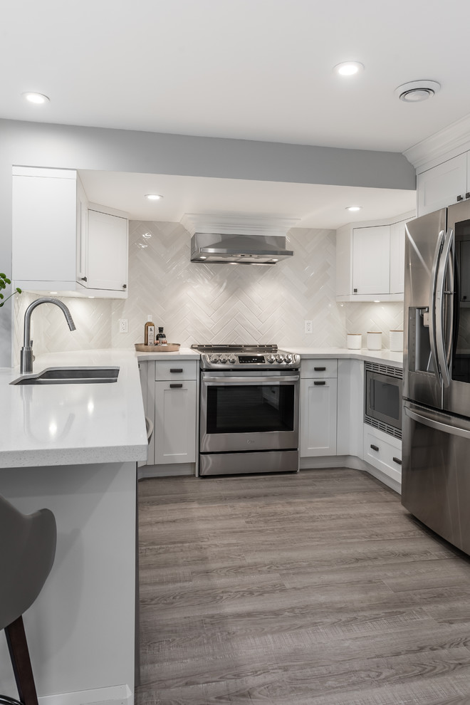 Transitional kitchen photo in Toronto