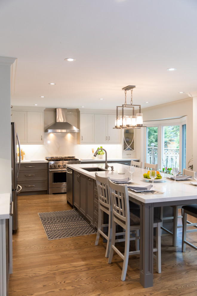 Kitchen - transitional kitchen idea in Toronto