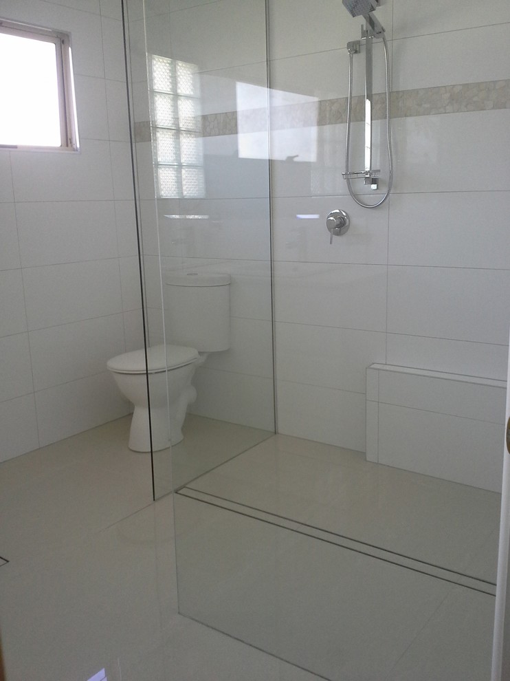 Photo of a contemporary bathroom in Brisbane.