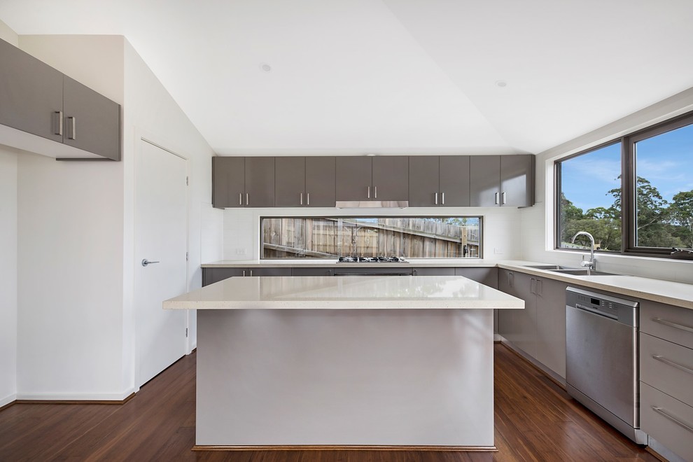 Photo of a contemporary kitchen in Melbourne.