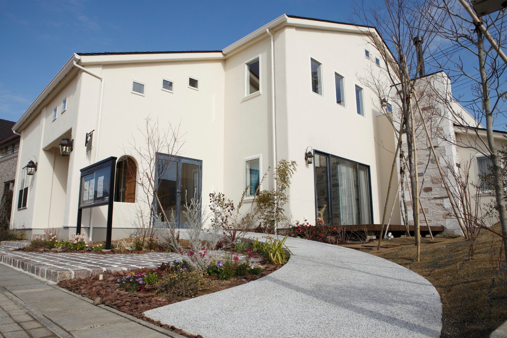 他の地域にあるトラディショナルスタイルのおしゃれな家の外観の写真