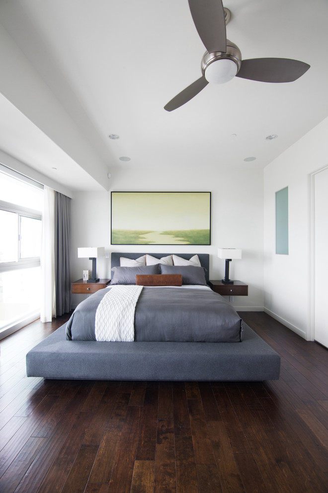 Design ideas for a mid-sized contemporary guest bedroom in Los Angeles with white walls and medium hardwood floors.