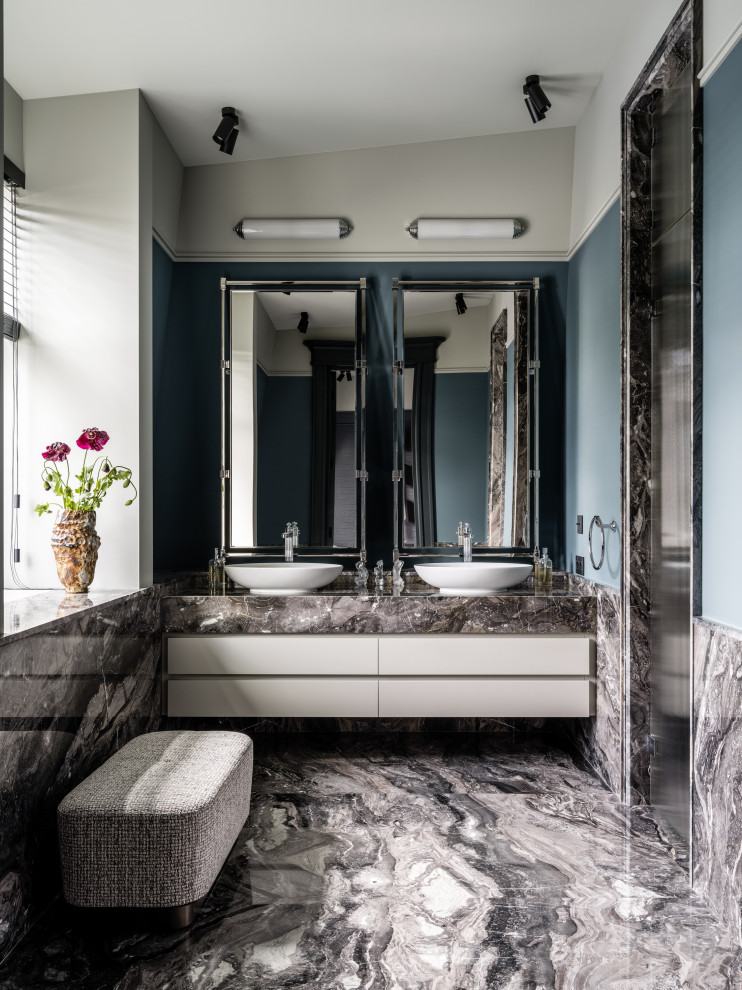 Стильный дизайн: ванная комната в стиле неоклассика (современная классика) с плоскими фасадами, белыми фасадами, душем в нише, синими стенами, настольной раковиной, серым полом, душем с распашными дверями, серой столешницей, тумбой под две раковины и подвесной тумбой - последний тренд