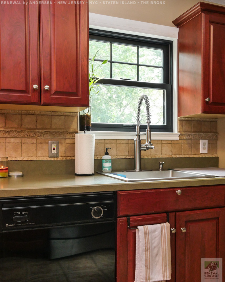 Foto på ett litet grön linjärt kök och matrum, med en nedsänkt diskho, skåp i mellenmörkt trä, laminatbänkskiva, beige stänkskydd, stänkskydd i keramik, svarta vitvaror och mellanmörkt trägolv