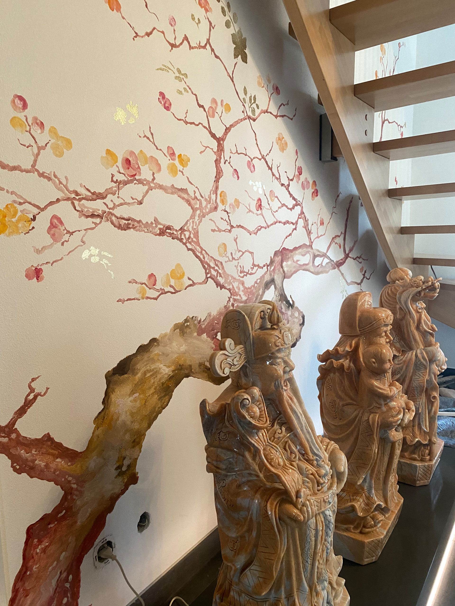 Kunstgemälde und 3 asiatischen Skulpturen