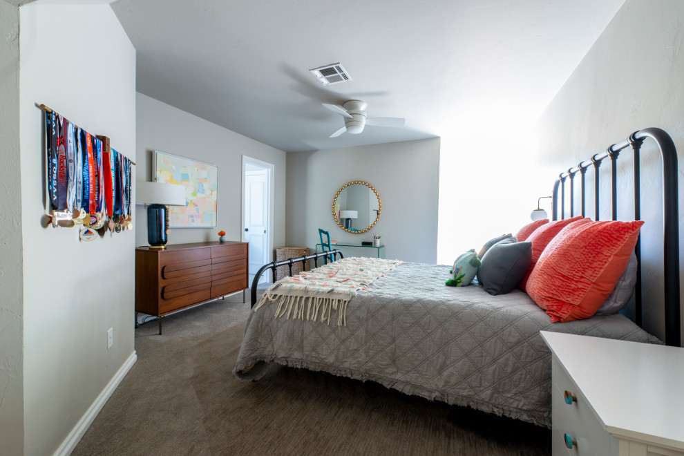 Eklektisk inredning av ett mellanstort barnrum kombinerat med sovrum, med grå väggar, heltäckningsmatta och grått golv