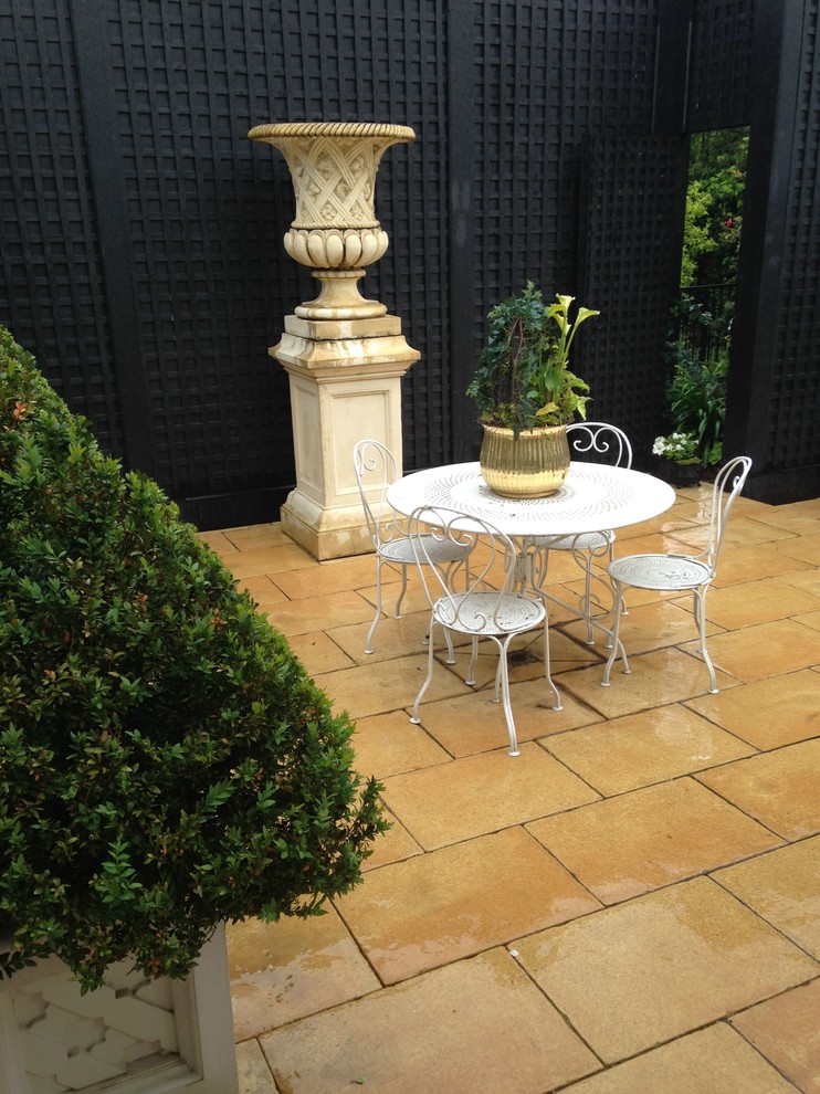 Toorak, Melbourne, Australia Patio Melbourne by Designer Gardens