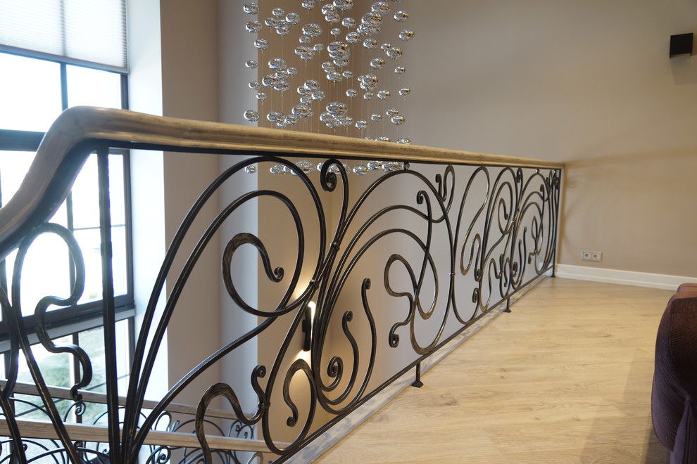 Кованное перильное ограждение в котеджном поселке Онегино