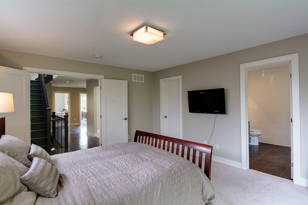 Example of a transitional home design design in Ottawa