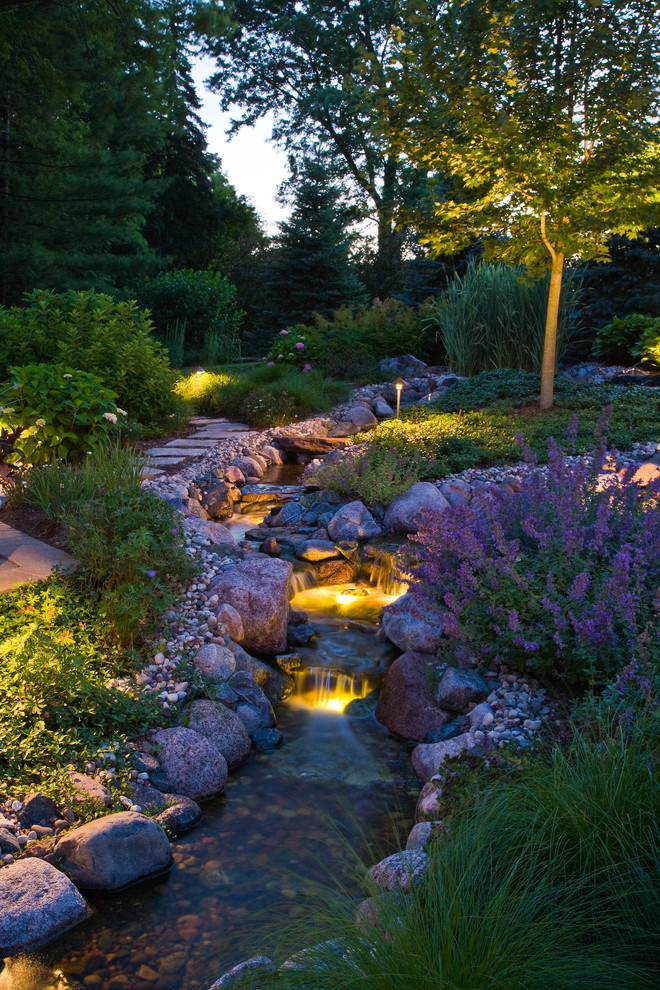 Photo of a country garden in Chicago with a water feature.