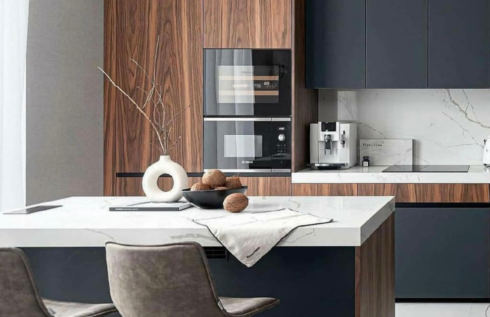 Темно серая кухня под дерево с суперматовым покрытием