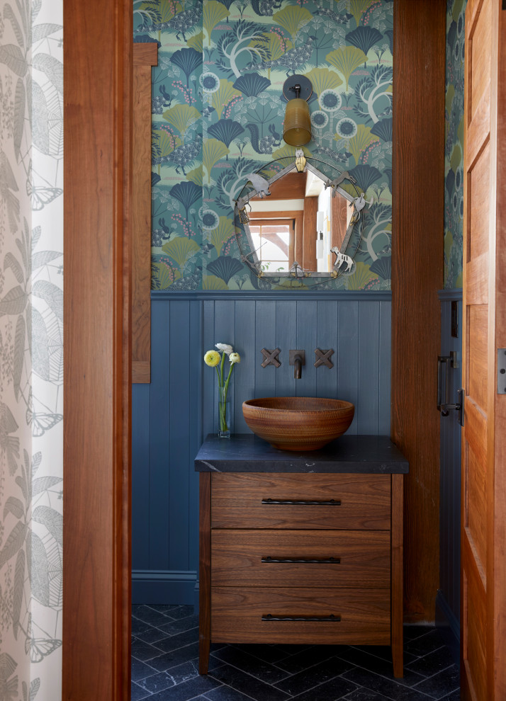 Aménagement d'une petite salle d'eau craftsman en bois brun avec un placard à porte plane, un carrelage bleu, des carreaux de porcelaine, un mur bleu, un sol en ardoise, une vasque, un plan de toilette en stéatite, un sol gris, un plan de toilette gris, meuble simple vasque, meuble-lavabo sur pied, poutres apparentes et du papier peint.