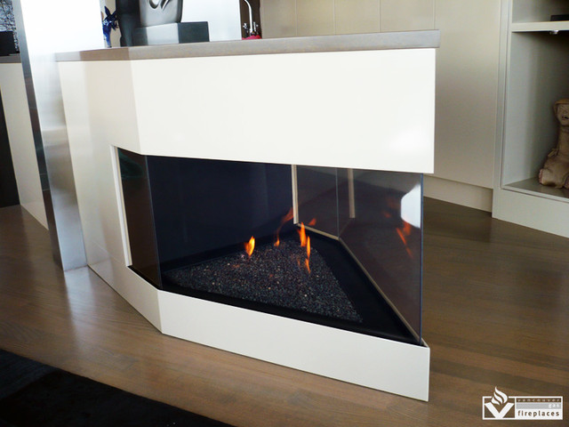 Custom Shaped Indoor Fireplace contemporaneo-salon