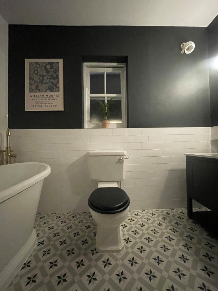 Cette image montre un WC et toilettes traditionnel de taille moyenne avec un placard à porte plane, des portes de placard noires, un mur gris, un sol en carrelage de porcelaine, un plan vasque, un plan de toilette en quartz, un sol multicolore, un plan de toilette blanc et meuble-lavabo sur pied.