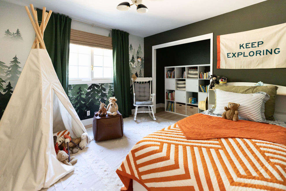 Cette photo montre une petite chambre de garçon de 1 à 3 ans montagne avec un mur vert et du papier peint.