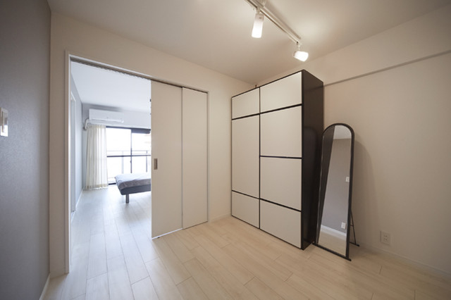 空間に馴染む二枚引き込み戸で開放的な寝室に Modern Other By 株式会社ナサホーム Houzz