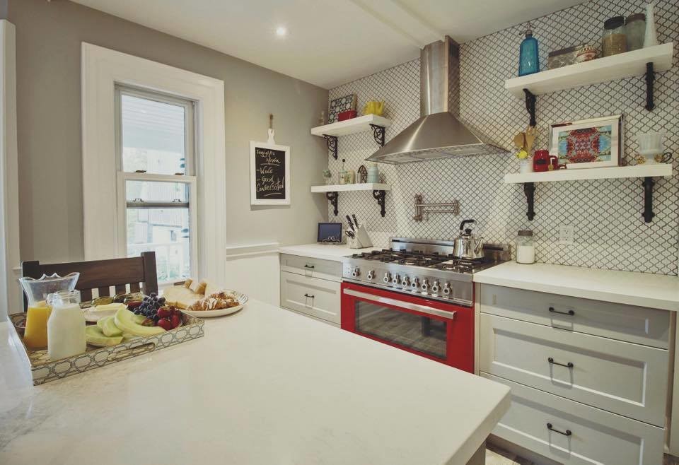 Kitchen - transitional kitchen idea in Toronto