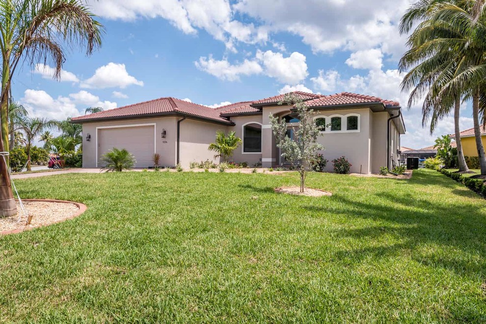 Inspiration for a transitional home design remodel in Miami