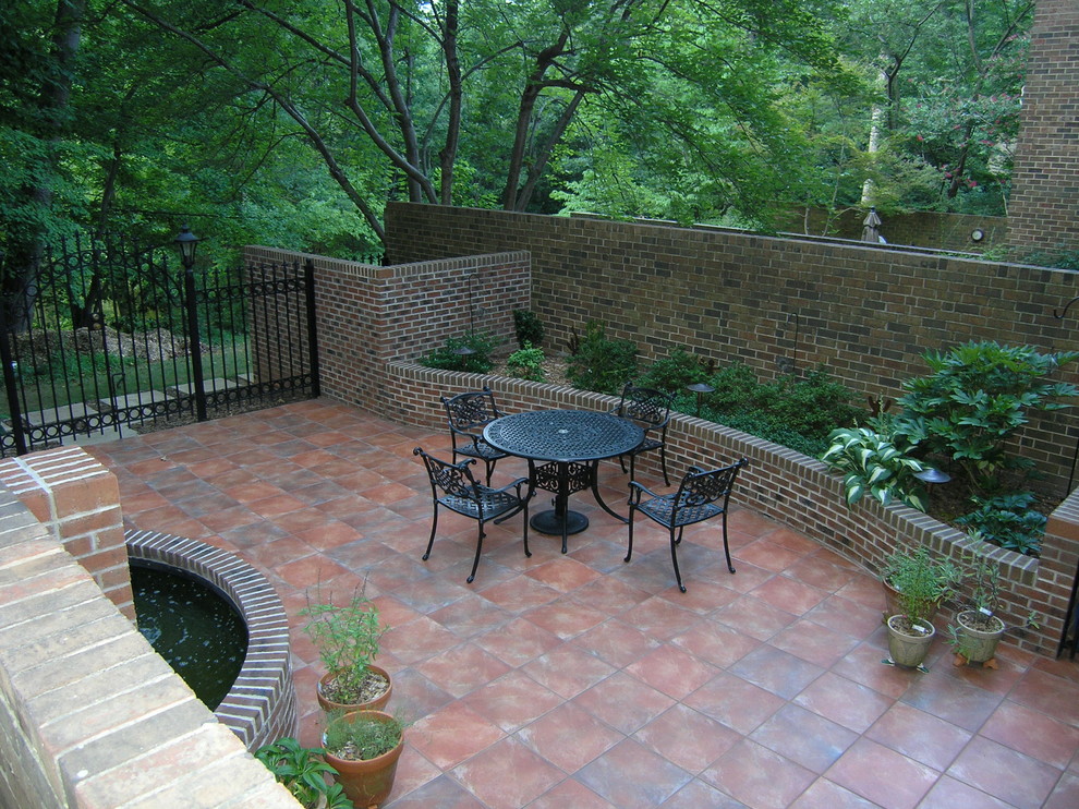 Photo of a traditional courtyard patio in Raleigh.