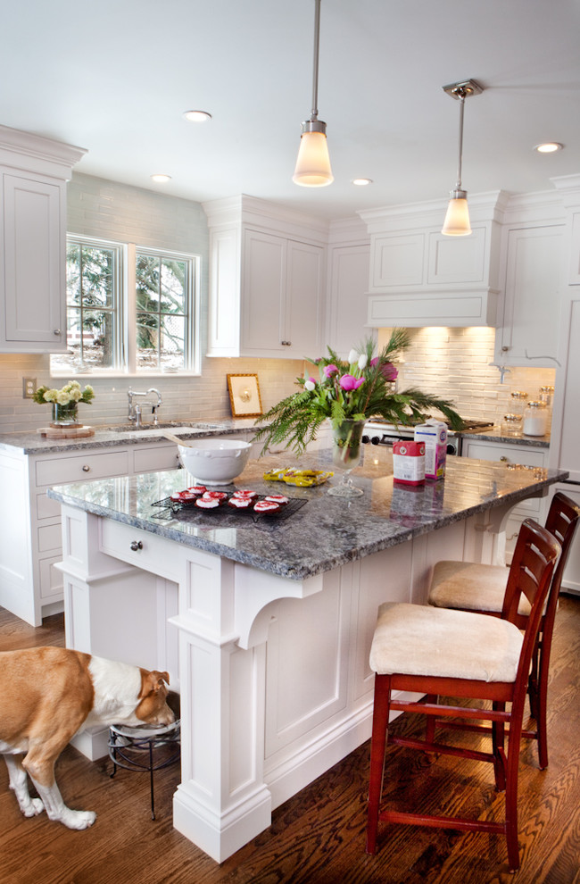 This is an example of a traditional kitchen in St Louis with granite benchtops.