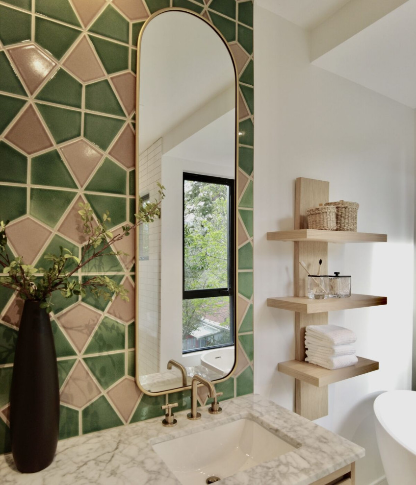 Ejemplo de cuarto de baño moderno pequeño con baldosas y/o azulejos multicolor y baldosas y/o azulejos de cerámica
