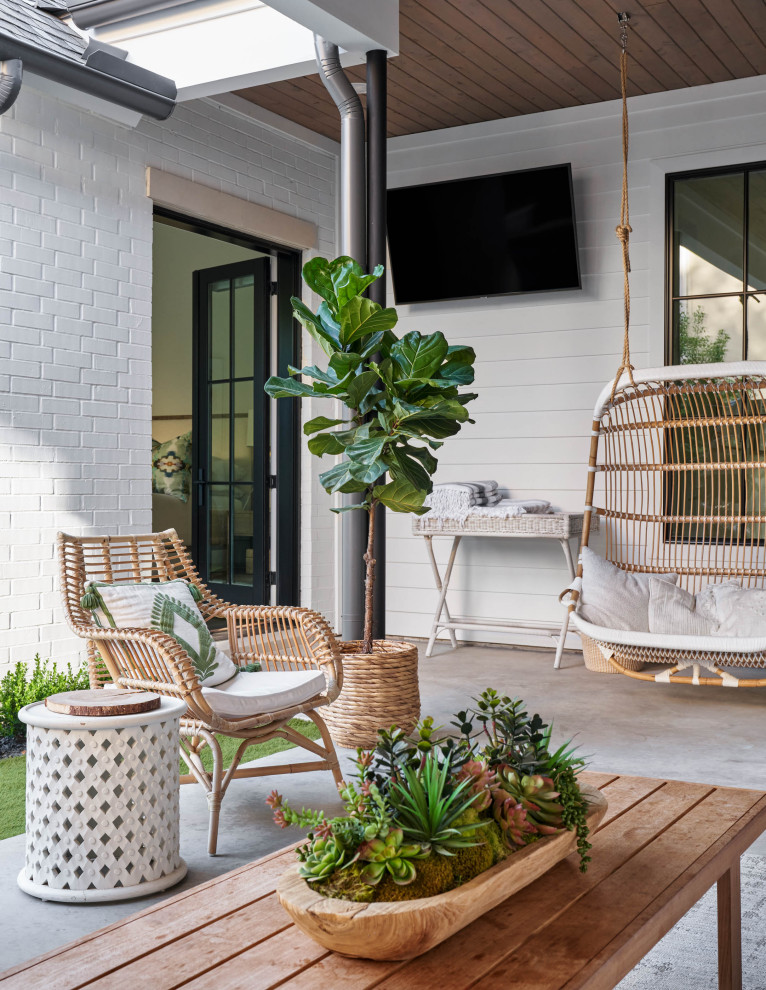 Transitional home design photo in Dallas