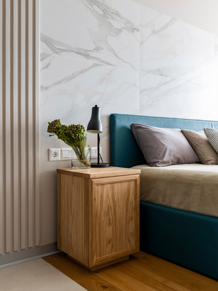 Ispirazione per una camera da letto contemporanea di medie dimensioni con pareti beige, pavimento in legno massello medio, pavimento marrone, pannellatura e angolo studio