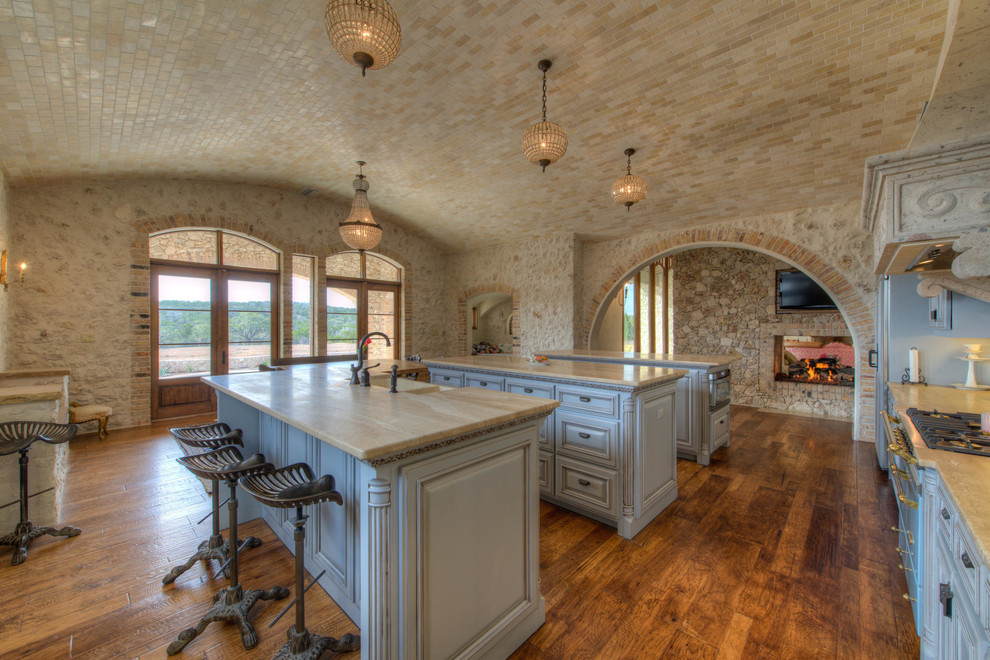Inspiration for a rustic eat-in kitchen remodel in Austin