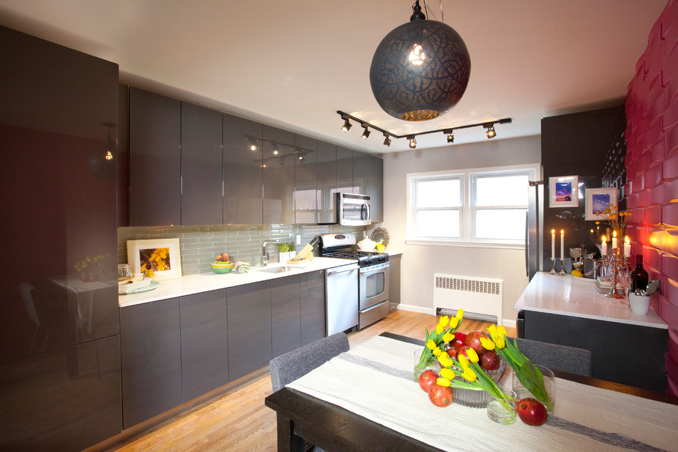 Contemporary kitchen in New York with subway tile splashback.