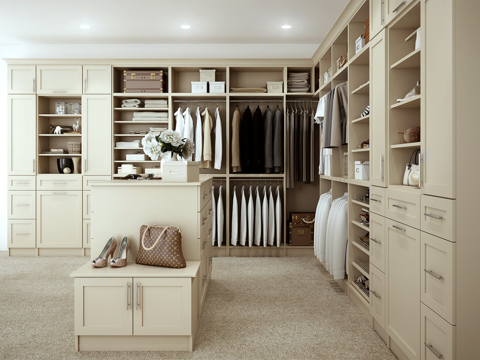 Ejemplo de armario vestidor unisex tradicional renovado grande con armarios con paneles lisos, puertas de armario beige, moqueta y suelo beige