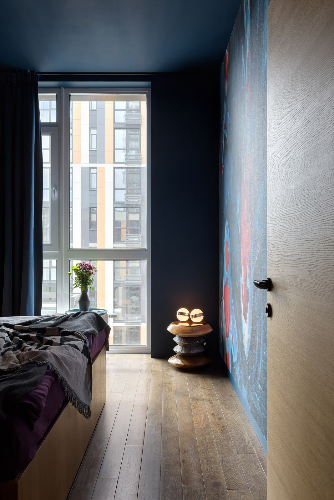 PL • спальня с темно-синими стенами и карпами