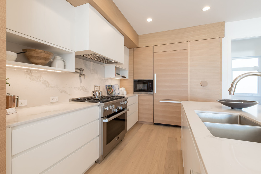 Kitchen - transitional kitchen idea in Vancouver