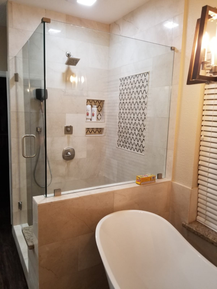 На фото: главная ванная комната среднего размера с фасадами в стиле шейкер, белыми фасадами, угловым душем, унитазом-моноблоком, белой плиткой, цементной плиткой, белыми стенами, полом из керамической плитки, консольной раковиной, мраморной столешницей, серым полом, открытым душем, белой столешницей, тумбой под одну раковину, встроенной тумбой и кессонным потолком с