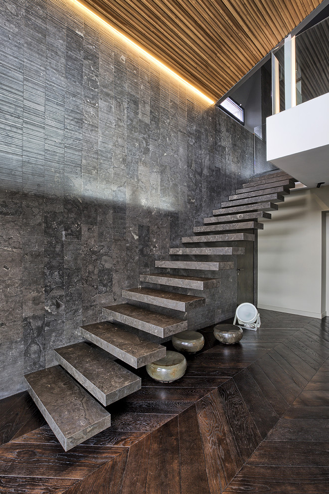 Photo of a contemporary floating staircase in Turin with open risers.