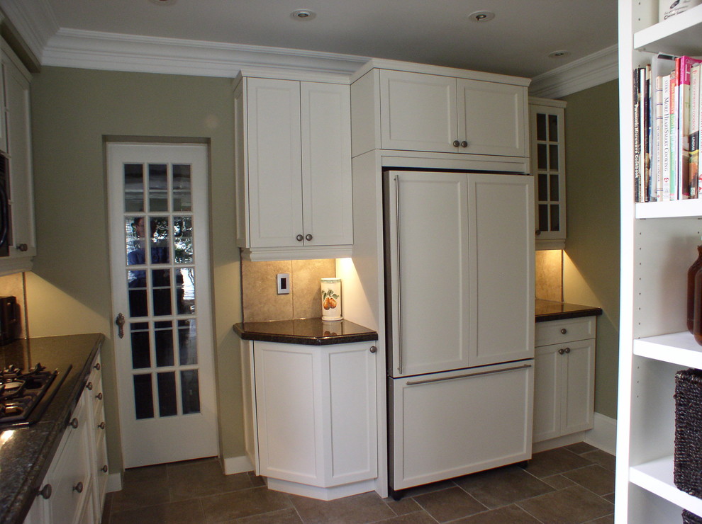 Kitchen - transitional kitchen idea in Toronto