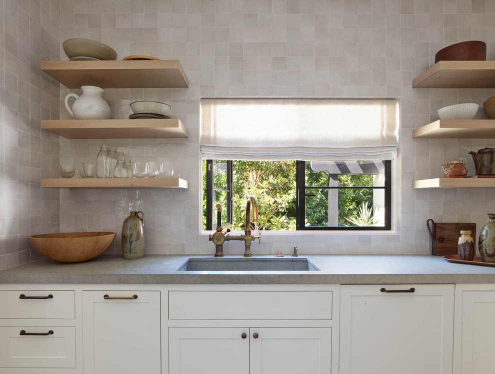 Klassisk inredning av ett mycket stort grå grått kök, med bänkskiva i kalksten, en integrerad diskho, skåp i shakerstil, grått stänkskydd, stänkskydd i keramik, rostfria vitvaror, ljust trägolv, en köksö, beiget golv och vita skåp