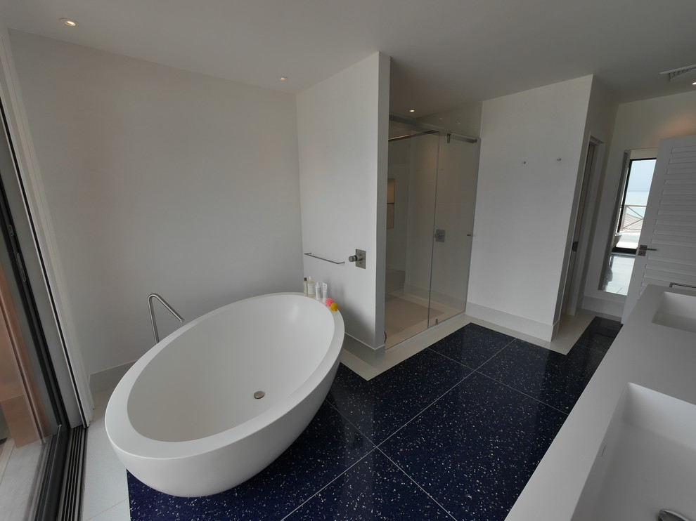 Idee per una piccola stanza da bagno padronale tropicale con vasca freestanding, doccia ad angolo, piastrelle blu, piastrelle di vetro, pavimento con piastrelle a mosaico e top piastrellato