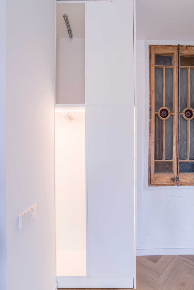 Idee per un ingresso o corridoio bohémian di medie dimensioni con pareti bianche, pavimento in legno massello medio, pavimento beige e pareti in mattoni