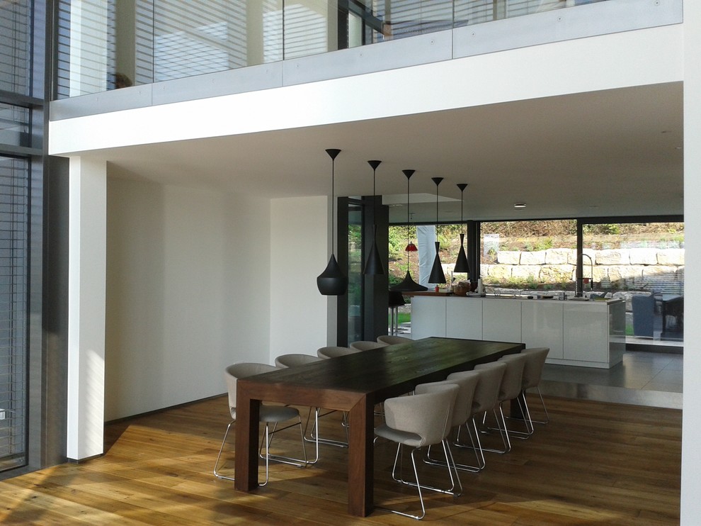 Contemporary dining room in Stuttgart with medium hardwood floors.