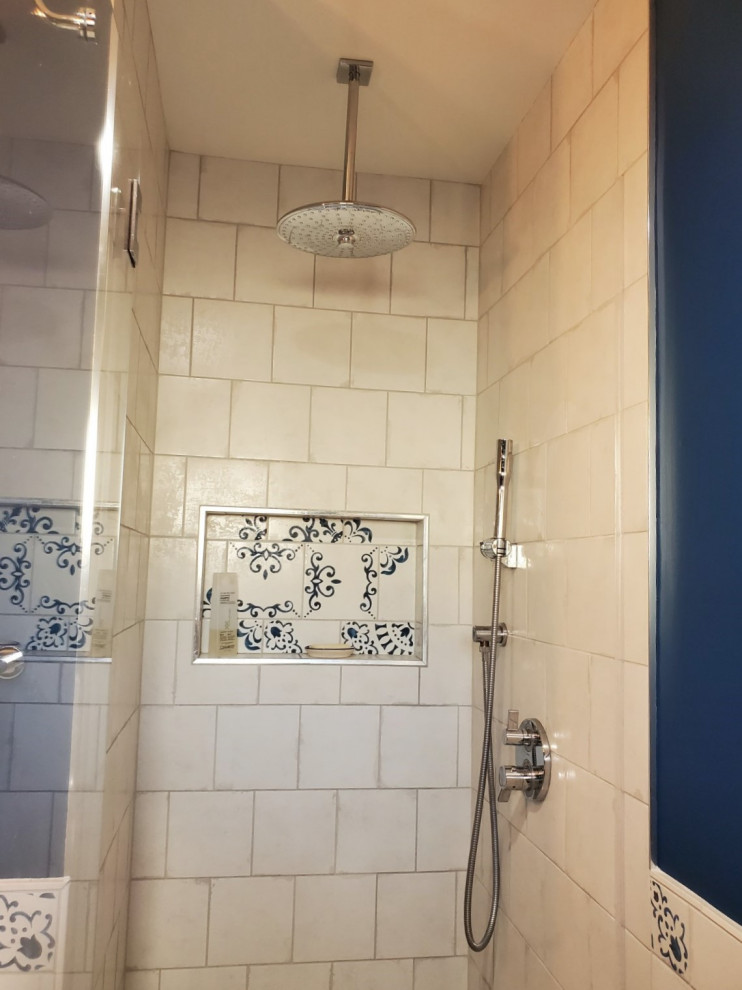 Идея дизайна: маленькая главная ванная комната в стиле неоклассика (современная классика) с фасадами островного типа, темными деревянными фасадами, душем в нише, унитазом-моноблоком, белой плиткой, керамогранитной плиткой, синими стенами, полом из керамогранита, врезной раковиной, мраморной столешницей, разноцветным полом, душем с распашными дверями, белой столешницей, тумбой под одну раковину, напольной тумбой и панелями на стенах для на участке и в саду
