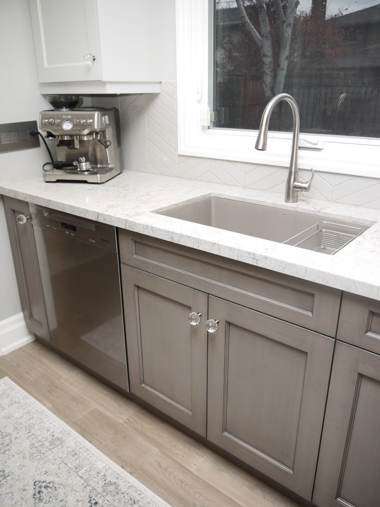 Example of a transitional kitchen design in Toronto