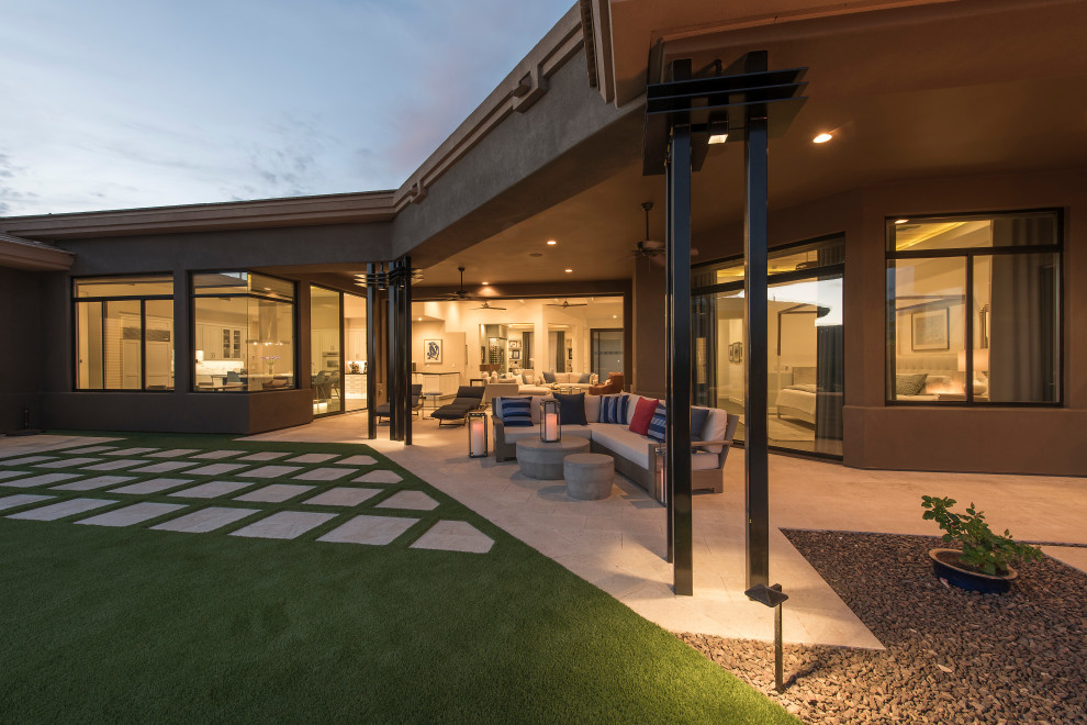 Example of a transitional home design design in Phoenix