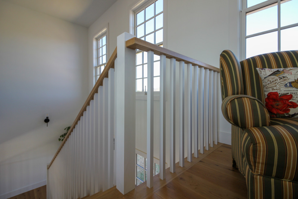 Mittelgroße Country Treppe in U-Form mit Holz-Setzstufen und Holzdielenwänden in Washington, D.C.