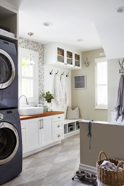 Dog Friendly Kitchen + Laundry nyklassisk-bryggers