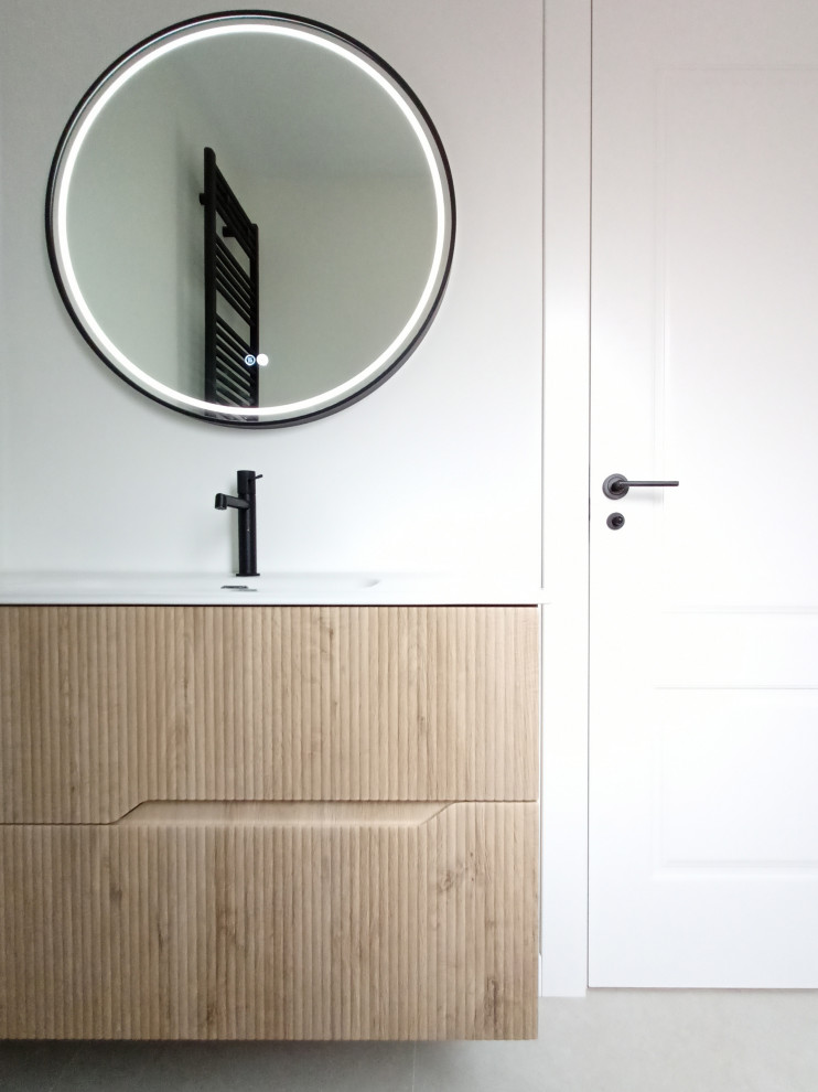 Madera, negro y verde suave: el nuevo lenguaje de este hogar