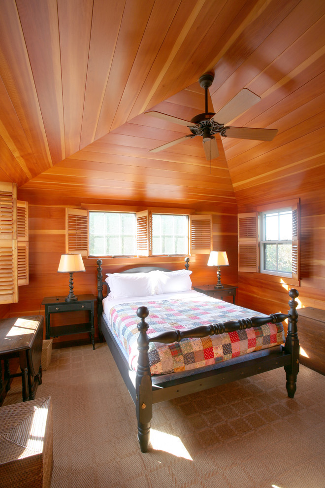Стильный дизайн: спальня в классическом стиле с коричневыми стенами - последний тренд