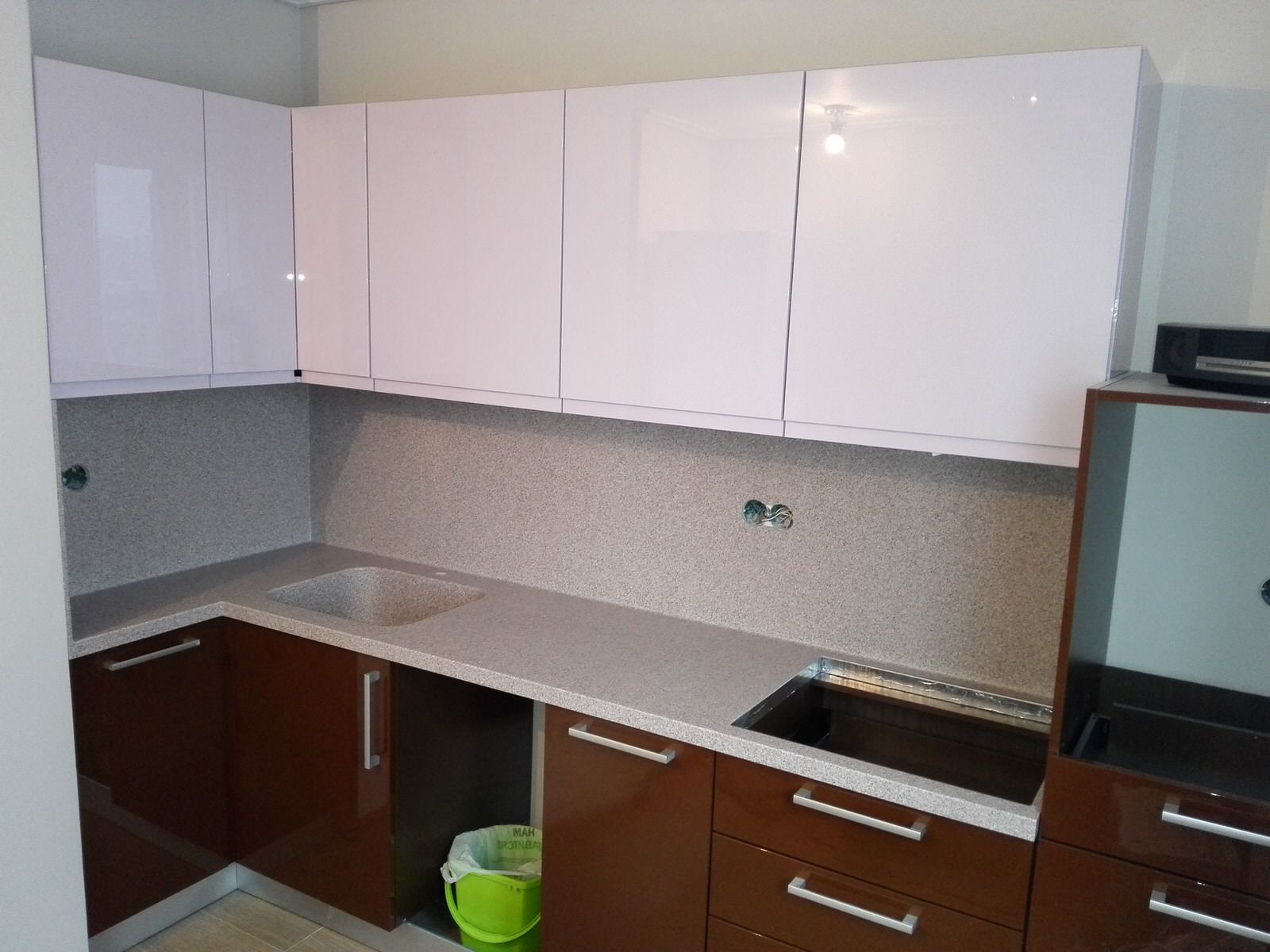 Столешницы из искусственного камня для маленькой кухни