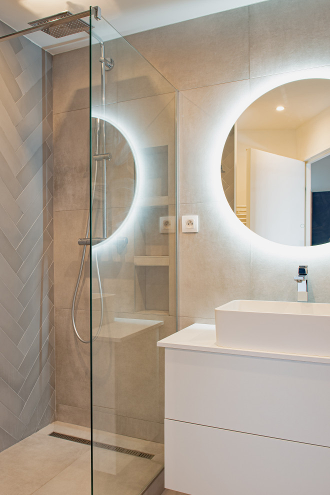 Exempel på ett mellanstort modernt badrum med dusch, med vita skåp, ett fristående badkar, våtrum, grå kakel, cementkakel, grå väggar, cementgolv, ett avlångt handfat, grått golv och dusch med gångjärnsdörr
